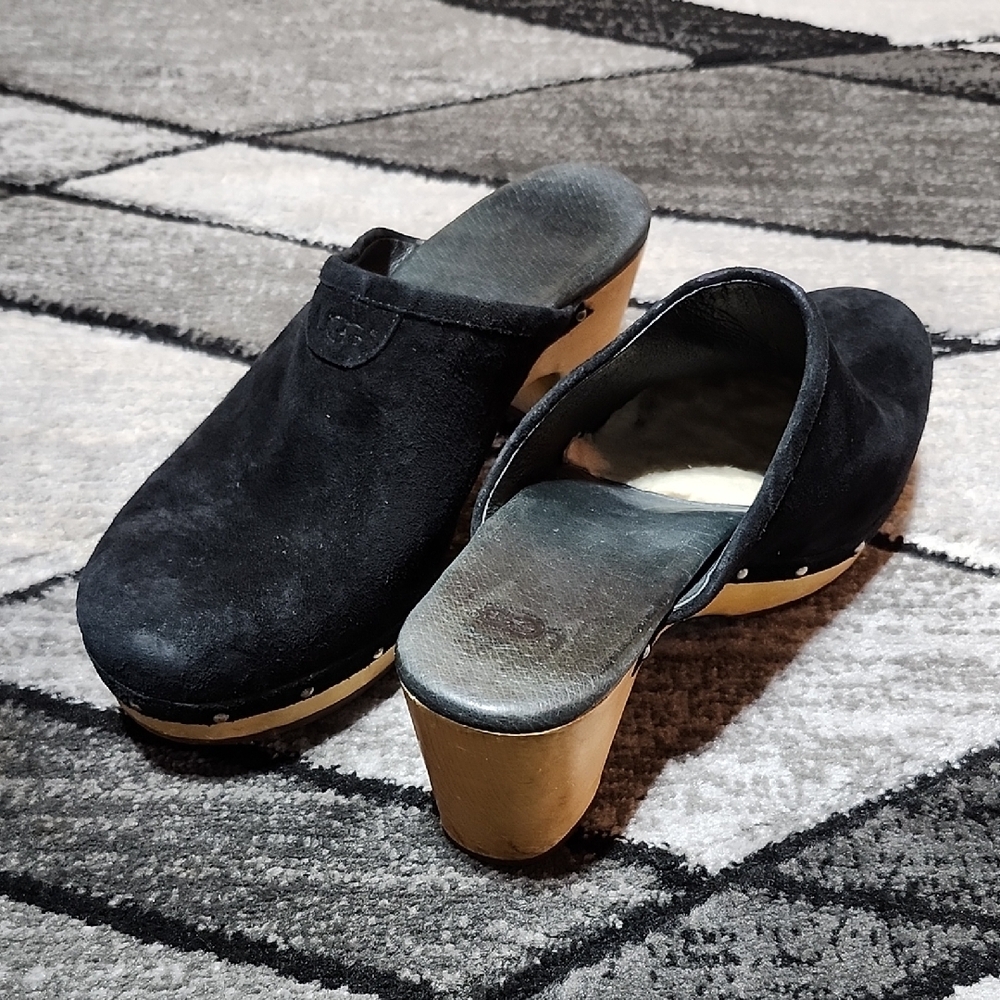 UGG BLACK LEATHER STUDDED SHEEPSKIN HEEL PLATFORM CLOGS MULES SIZE 9